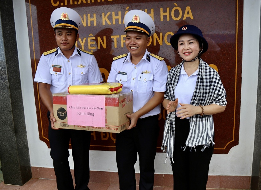 Tập đoàn Dầu khí Việt Nam thăm, động viên cán bộ chiến sĩ, người dân tại huyện đảo Trường Sa và Nhà giàn DK1/9 – Ba Kè